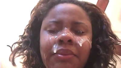 Gadis hitam Brasil mendapat air mani di wajahnya setelah seks anal dengan kontol besar