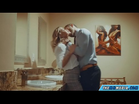 ❤️ Ketika seorang pirang berdada menggoda Anda di toilet umum ❤ Rusia porno pada kami ️❤